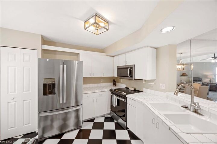 Property Photo:  1096 Woodshire Ln C201  FL 34105 