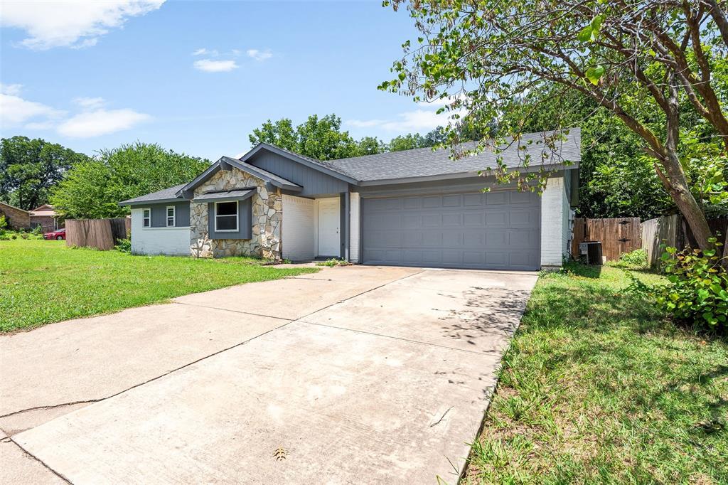 Property Photo: 515 Brynmawr Court TX 76014