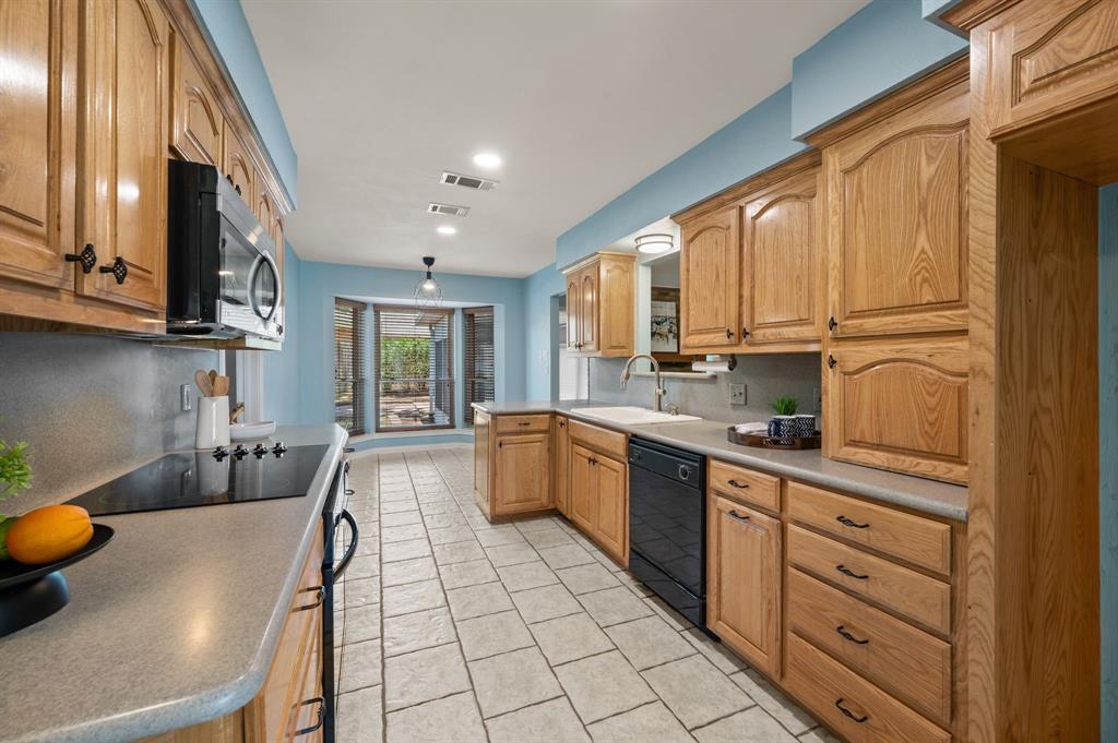 Property Photo:  909 Ridge Drive  TX 76021 