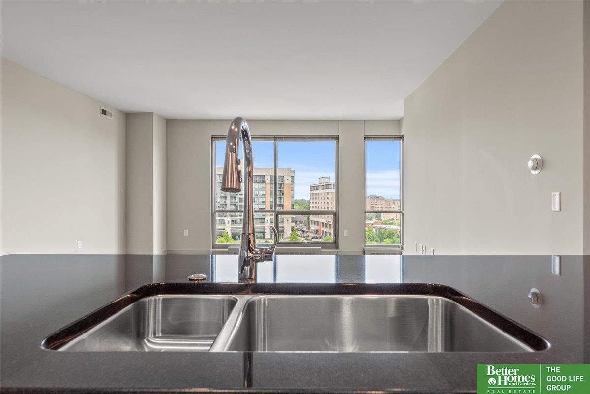 Property Photo: 3200 Farnam Court 3503 NE 68131