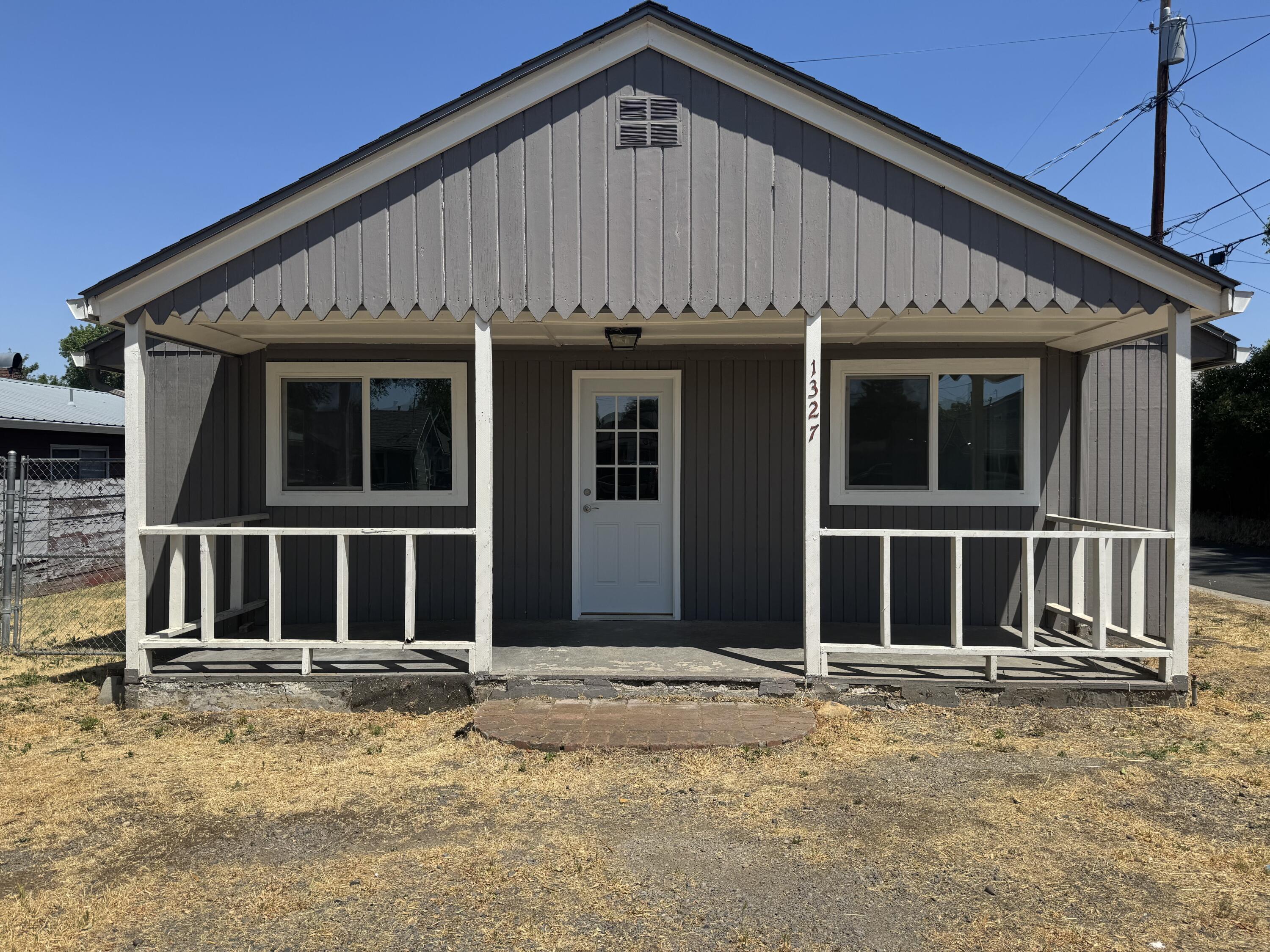 Property Photo: 1327 Saling Avenue OR 97504