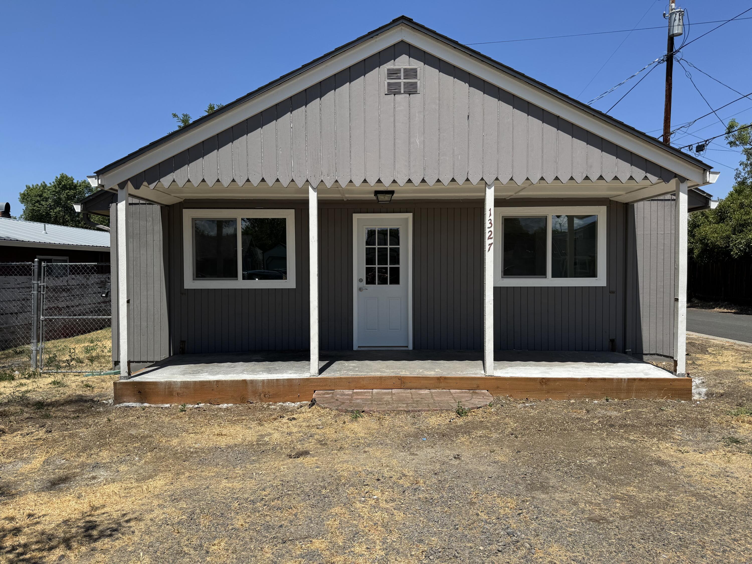 Property Photo:  1327 Saling Avenue  OR 97504 
