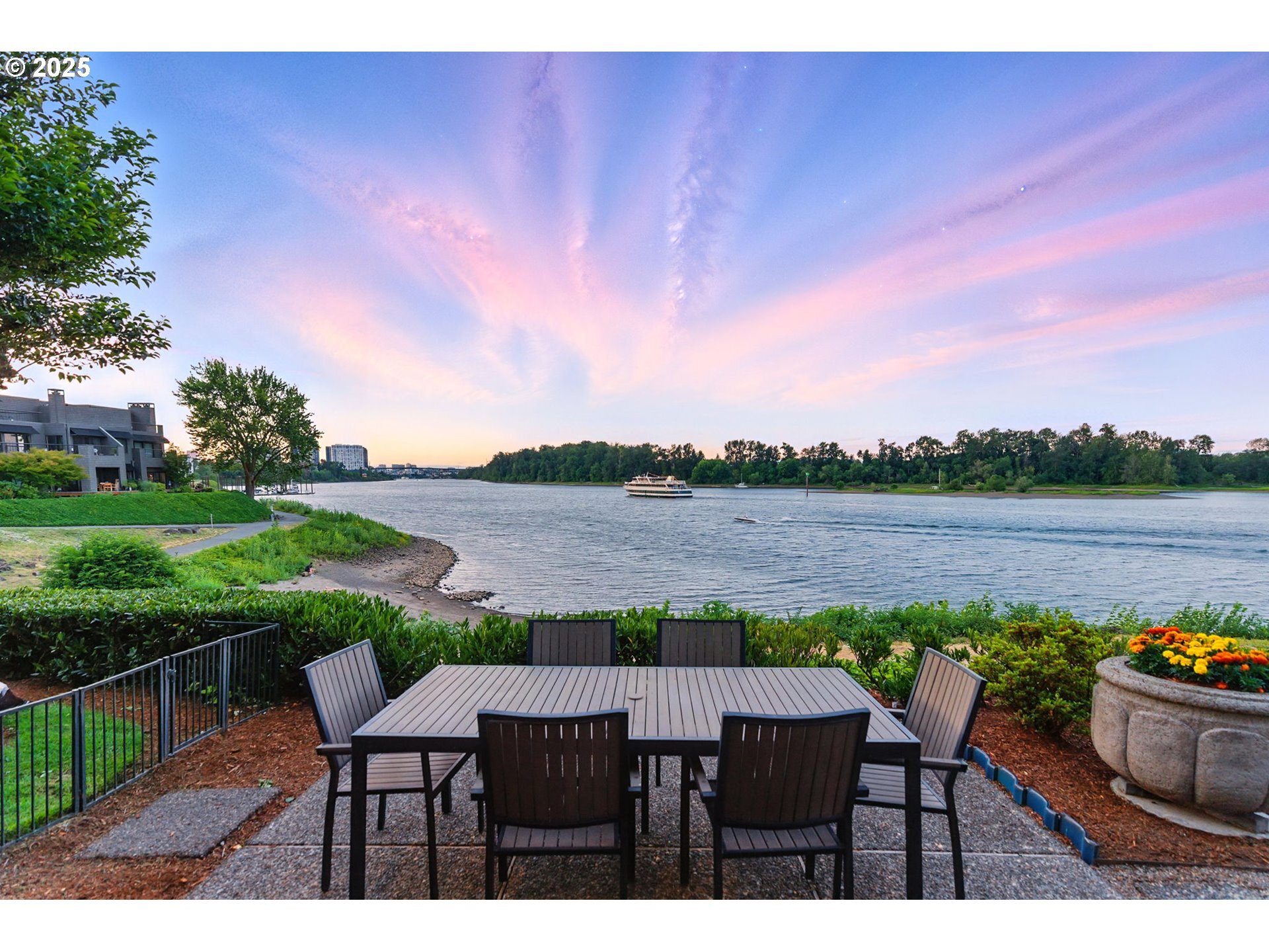 Property Photo: 5960 S Riverpoint Ln OR 97239