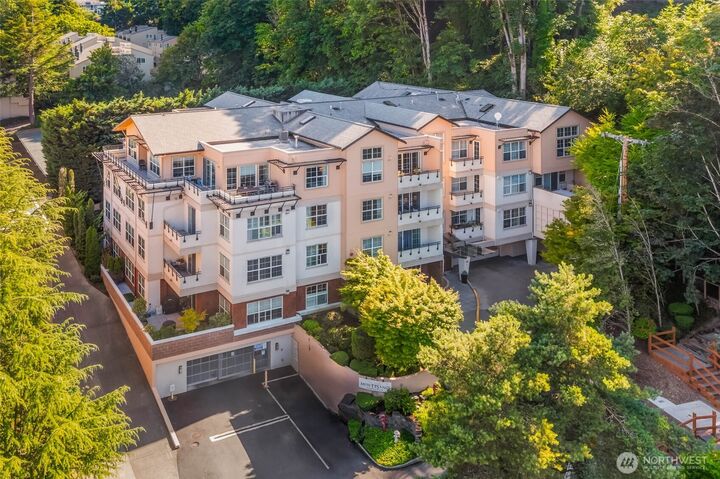 Property Photo: 7549 SE 29th Street 305 WA 98040