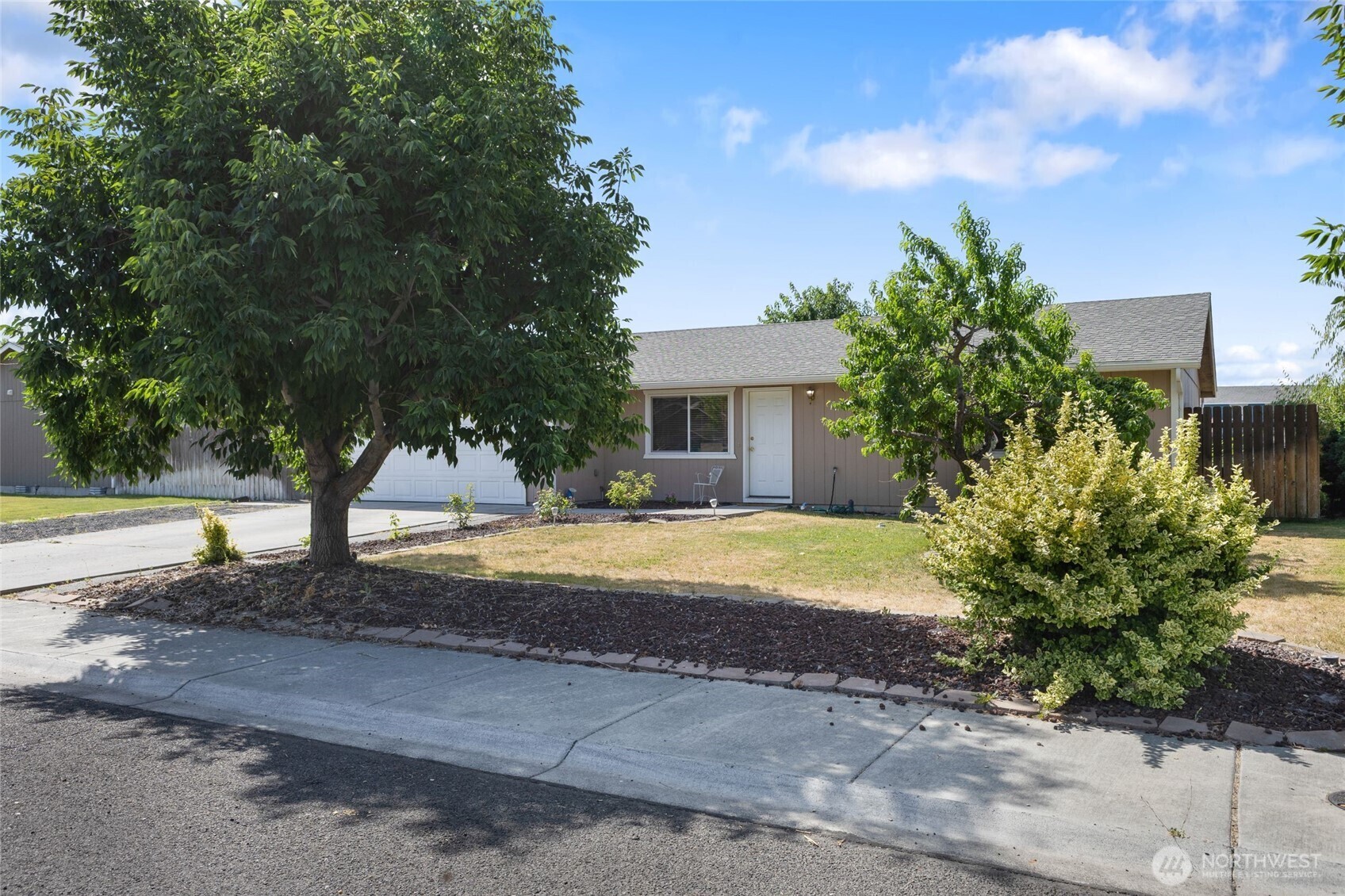 Property Photo: 1705 W Mockingbird WA 98837