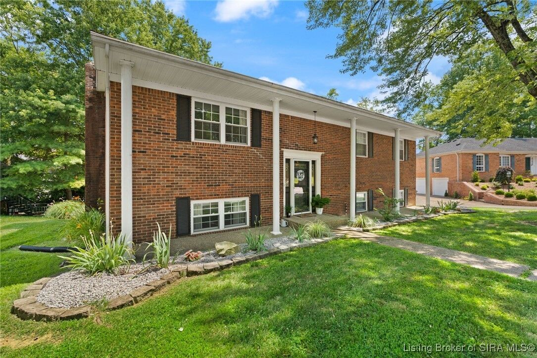 Property Photo:  1815 Creekside Court  IN 47129 