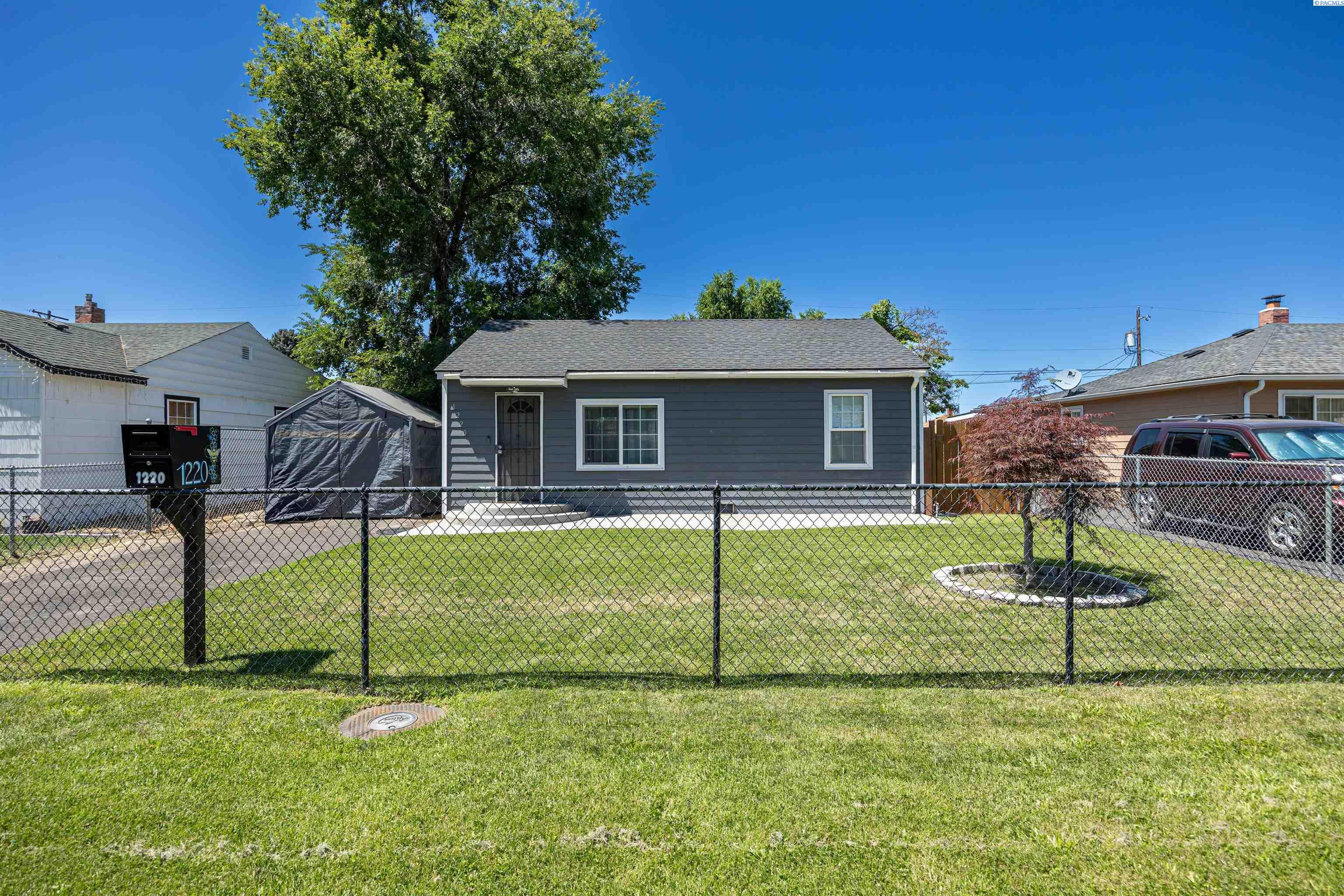 Property Photo: 1220 Landon Ave WA 98902