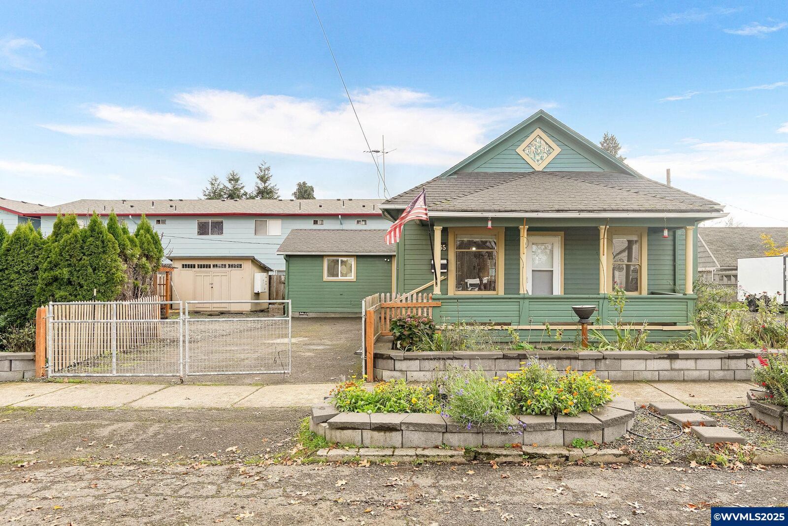 Property Photo:  165 SE Clay St  OR 97338 