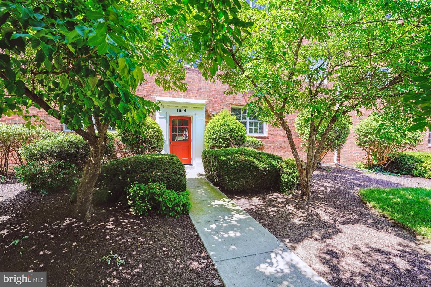 Property Photo: 1634 W Abingdon Drive 102 VA 22314