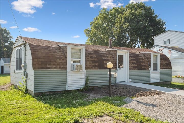 Property Photo: 847 Lincoln Avenue IA 52301