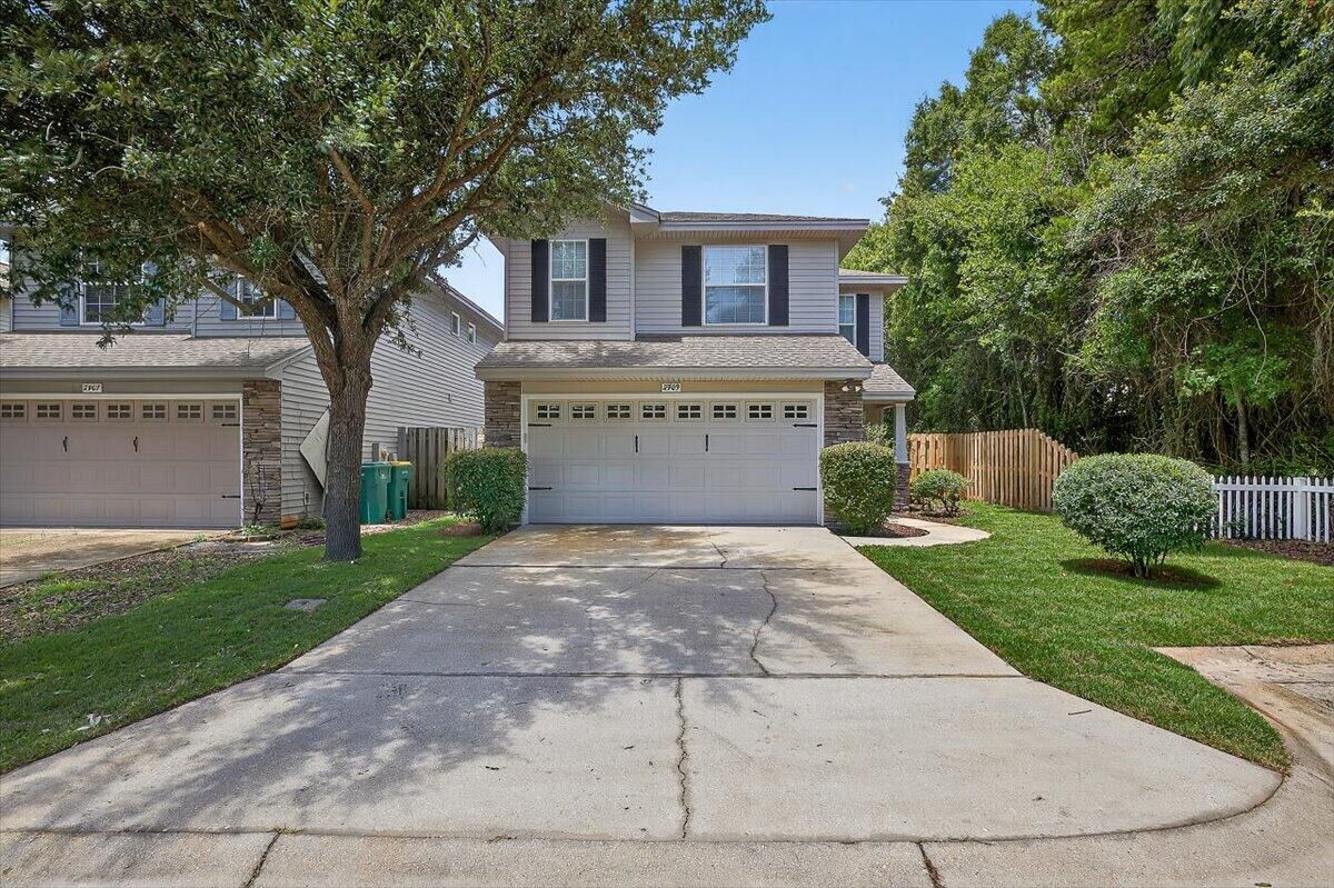 Property Photo: 2909 Five Oaks Lane FL 32579