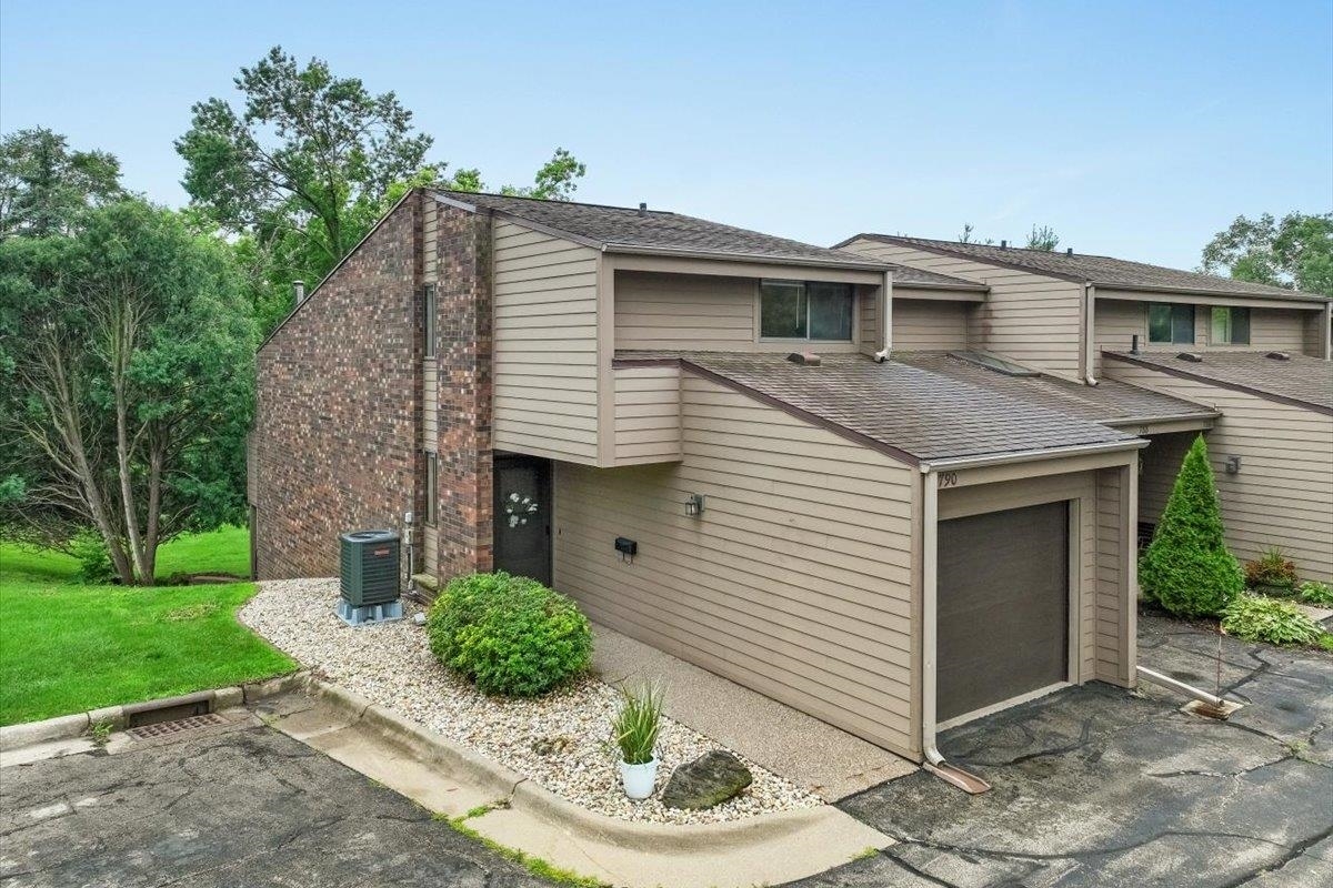 Property Photo: 790 Stone Ridge Place IA 52001