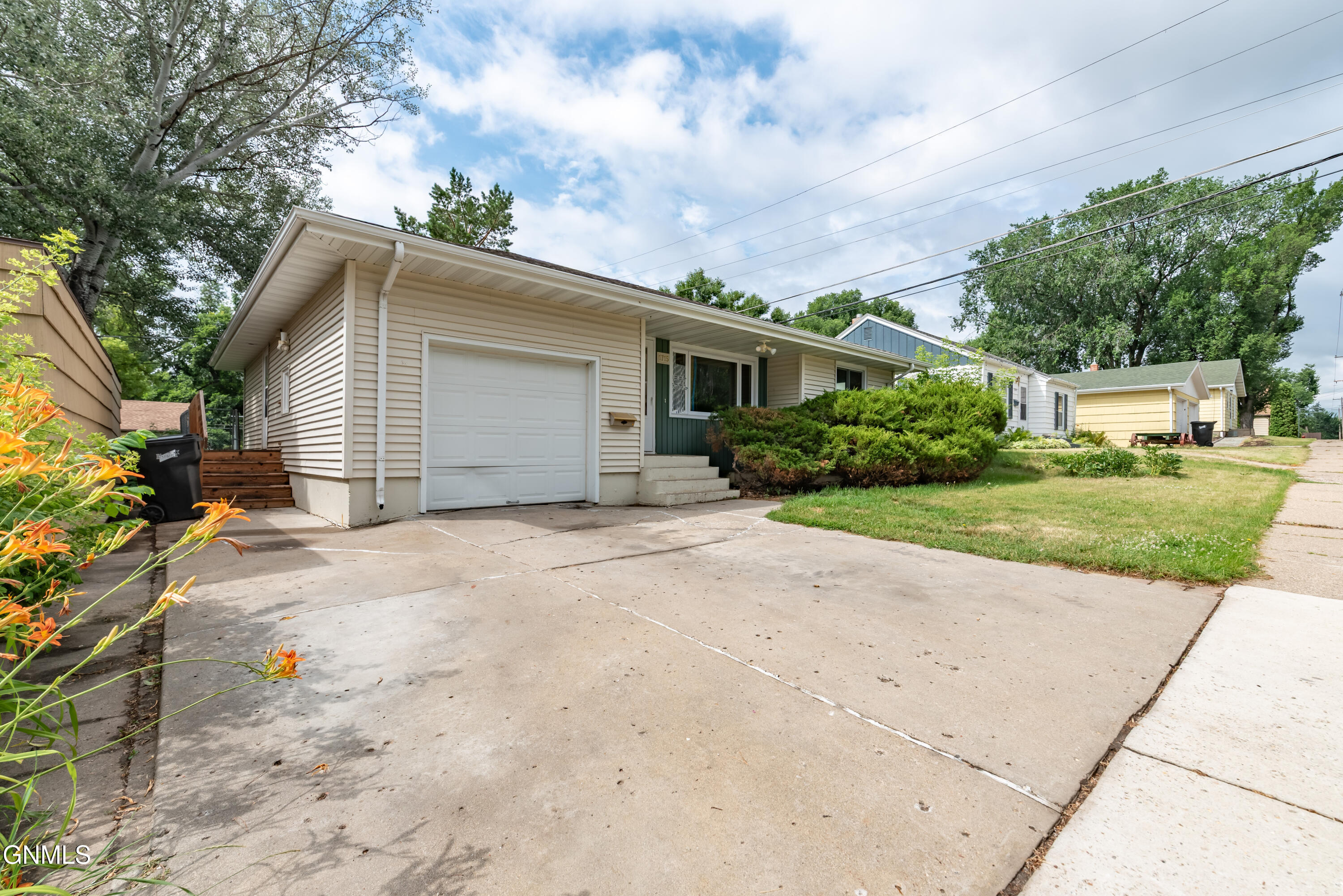 Property Photo: 1715 D Avenue E ND 58501