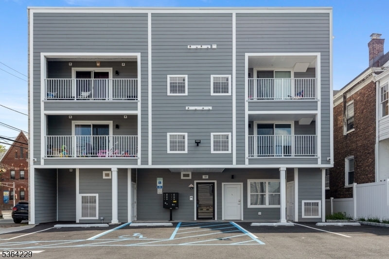 Property Photo: 862 E Jersey St 1 NJ 07201