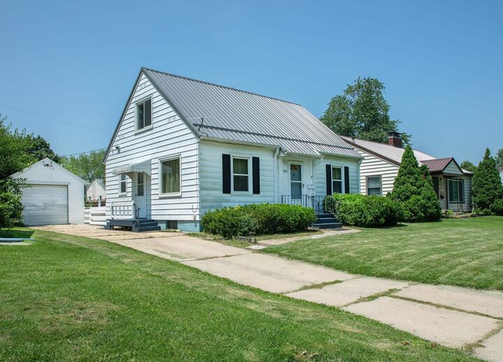 Property Photo:  908 Vermont St  IA 50702 