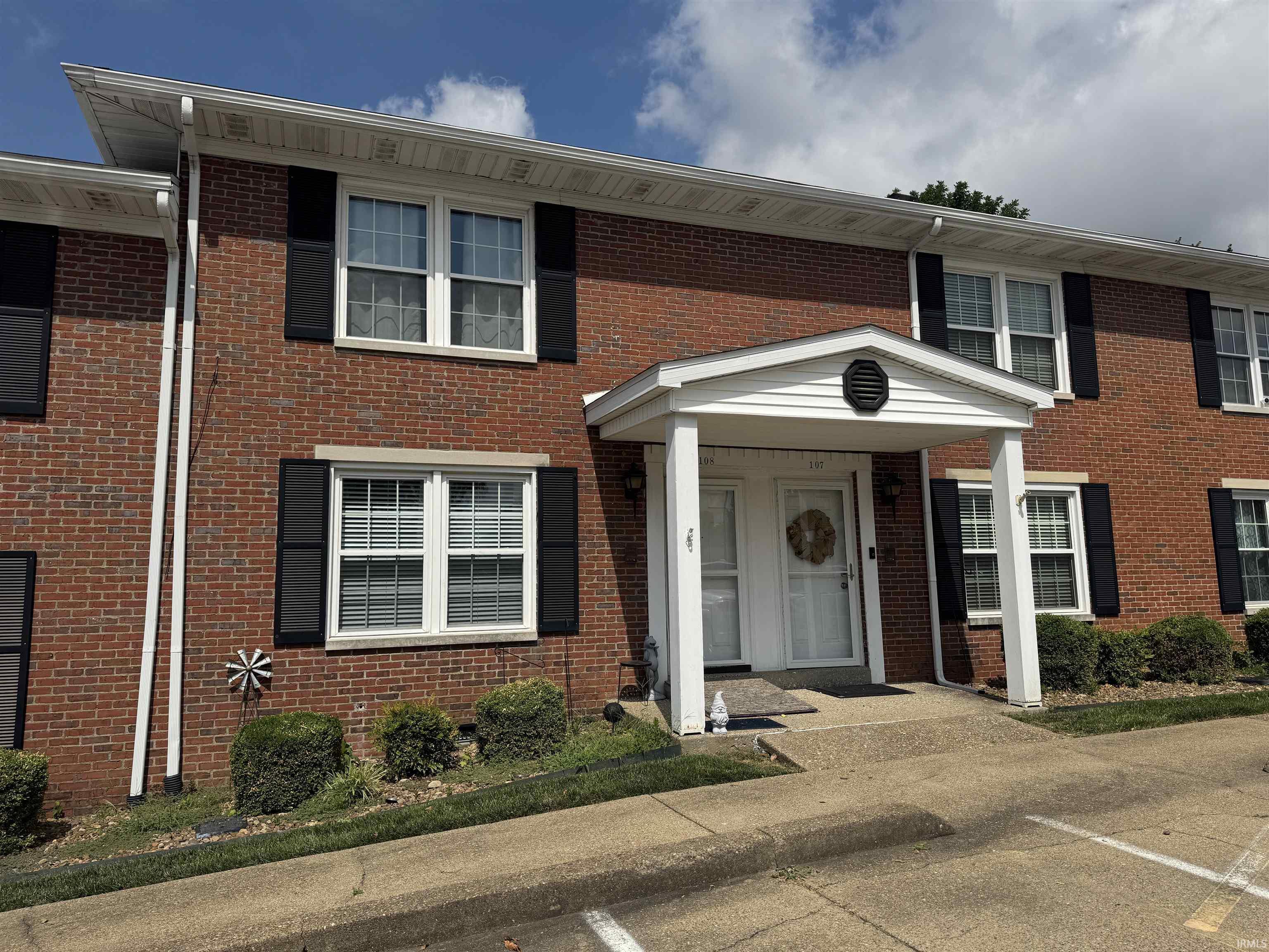 Property Photo: 107 Olde Newburgh Drive 107 IN 47630