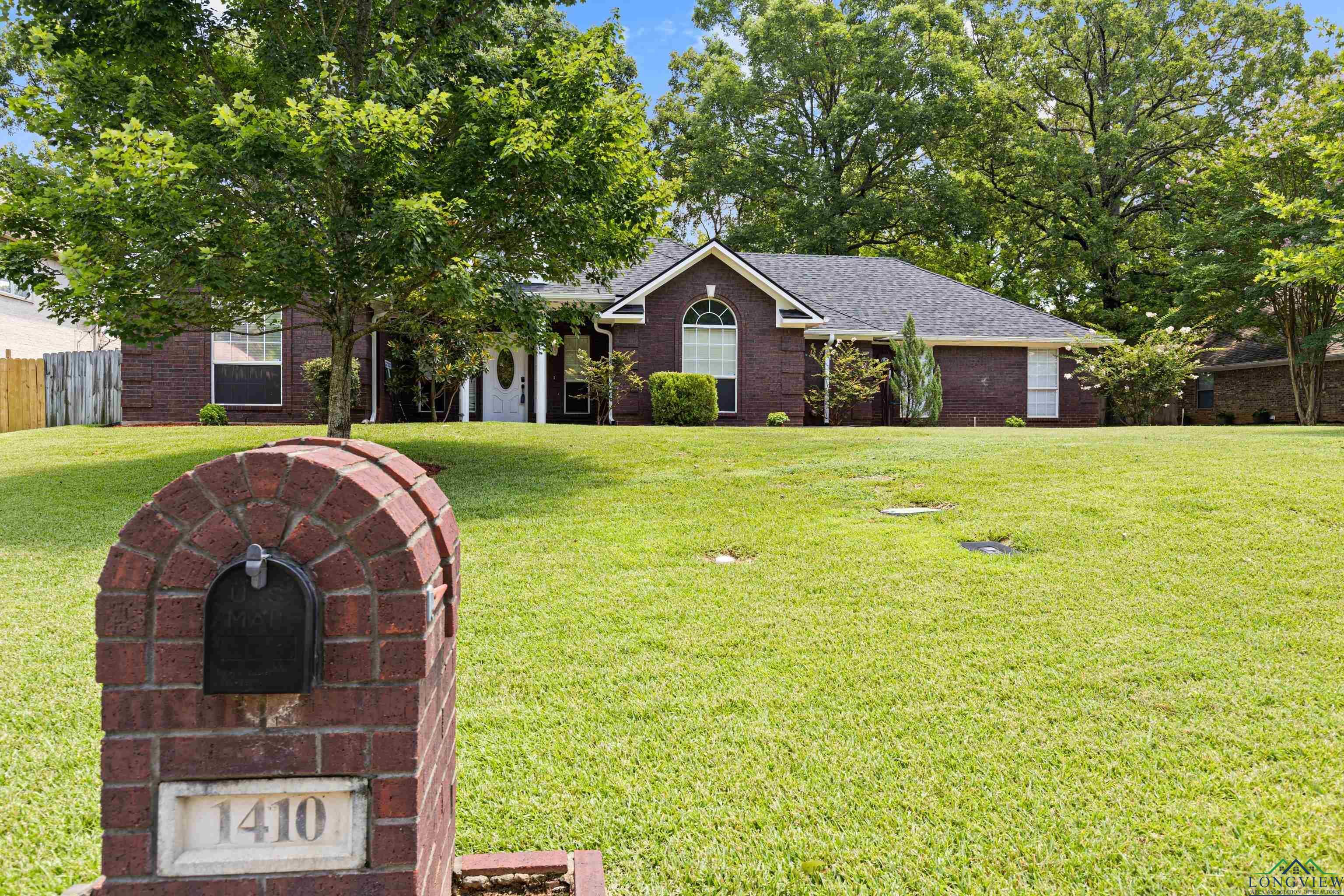 Property Photo: 1410 Nottingham Dr TX 75693