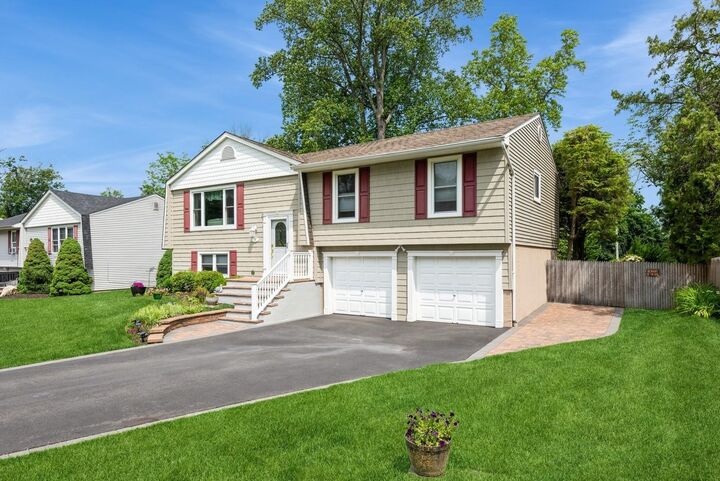 Property Photo:  9 Phyllis Court  NY 11754 