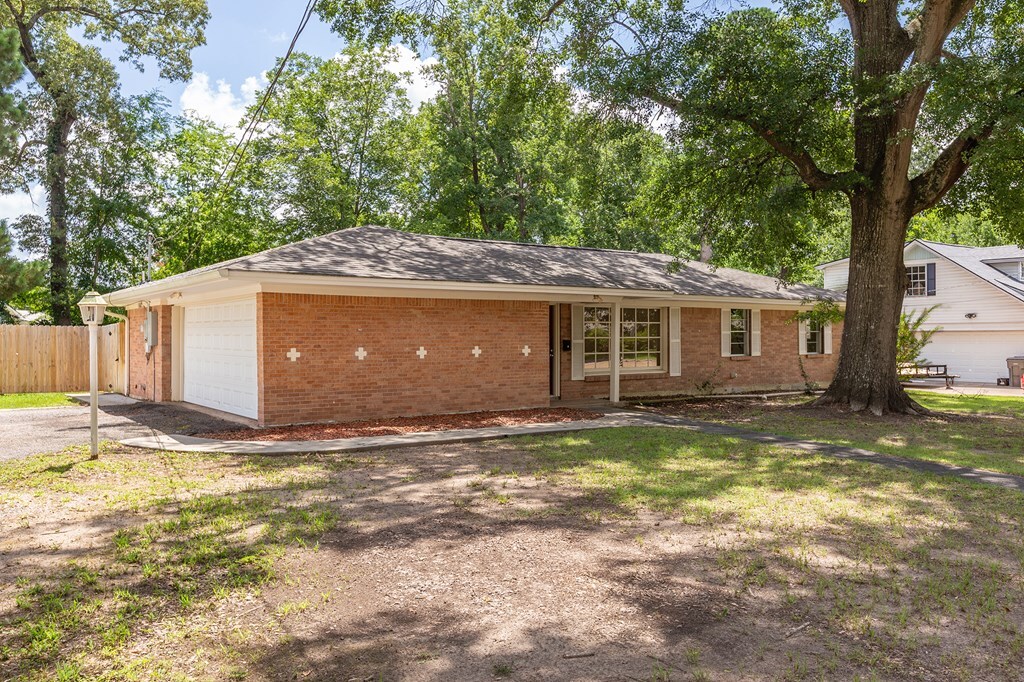 Property Photo:  400 Cunningham Drive  TX 75901 