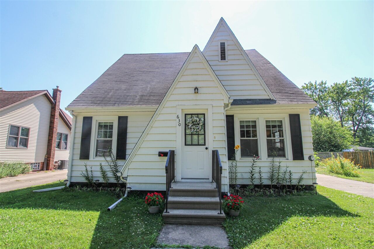 Property Photo:  630 S Lincoln Avenue  MI 49093 