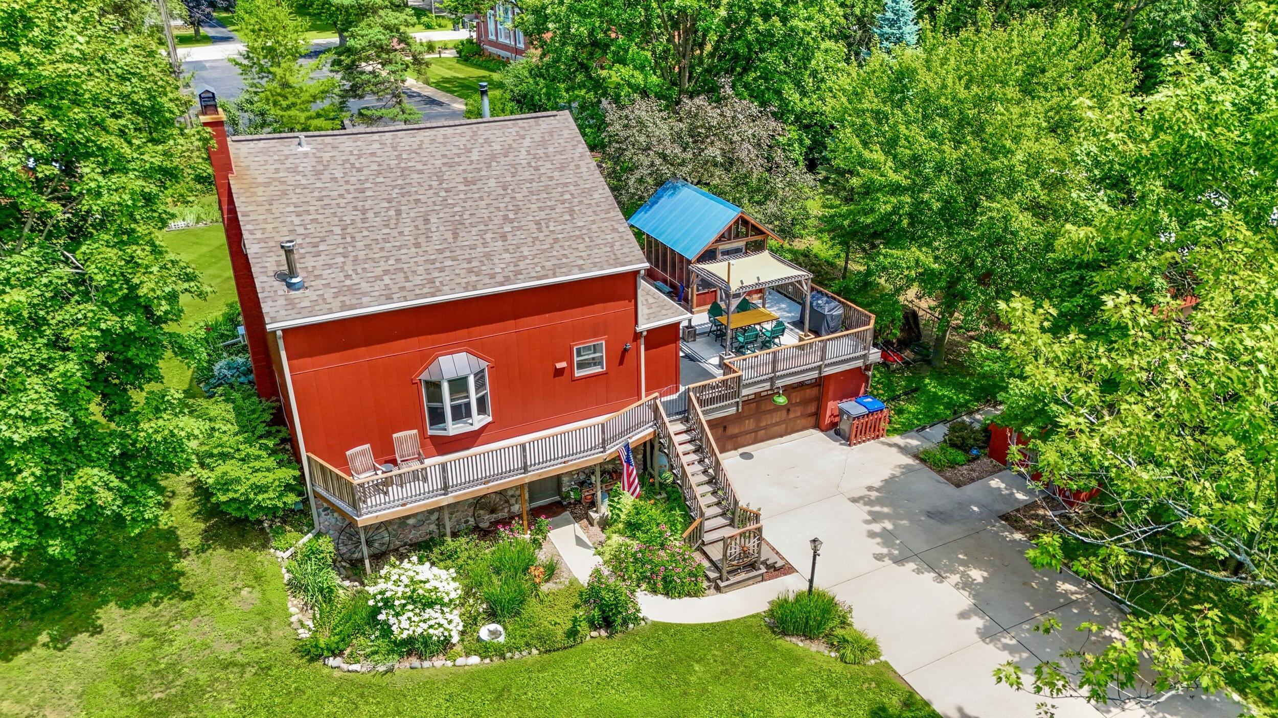 Property Photo: 215 Criglas Rd WI 53183