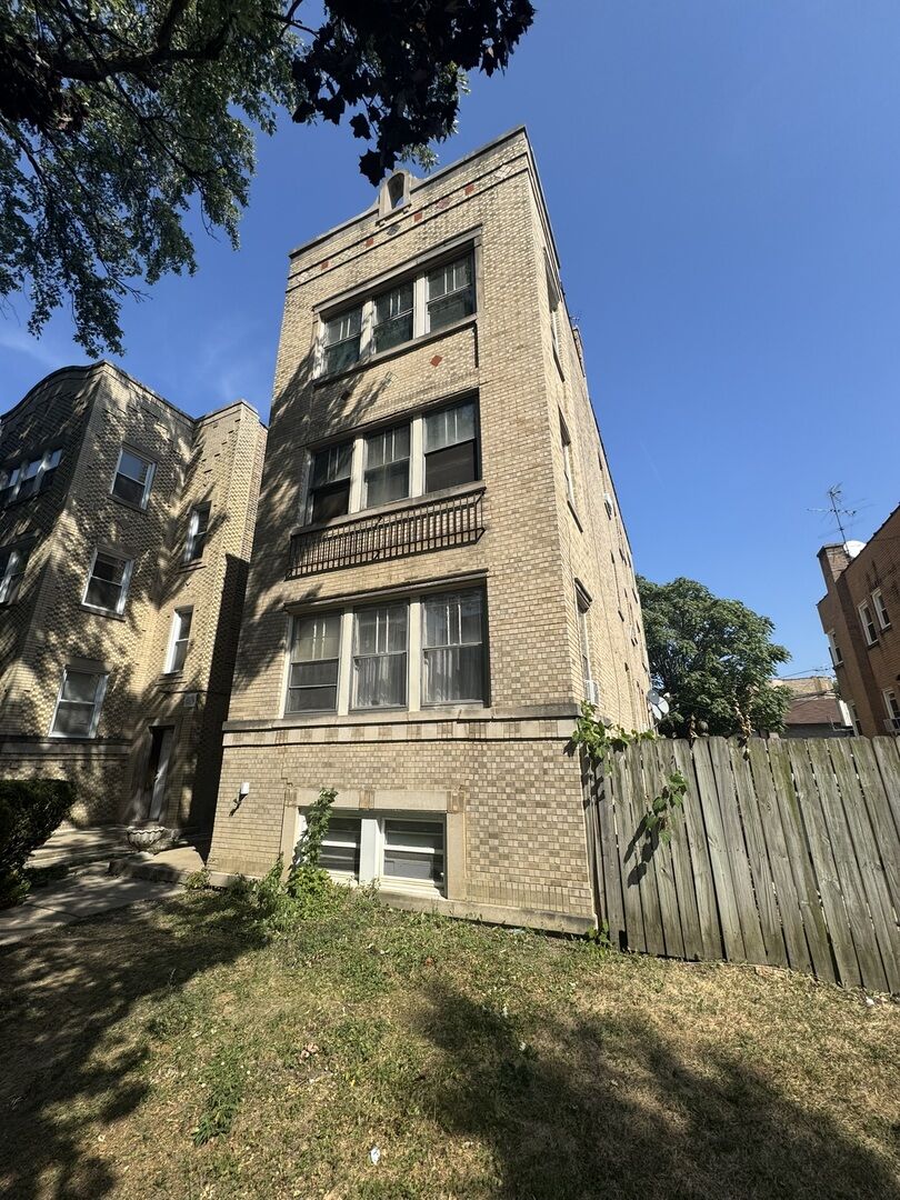 Property Photo:  5709 N Spaulding Avenue  IL 60659 