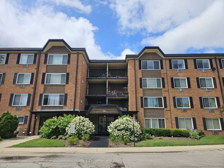 1106 S New Wilke Road 202  Arlington Heights IL 60005 photo