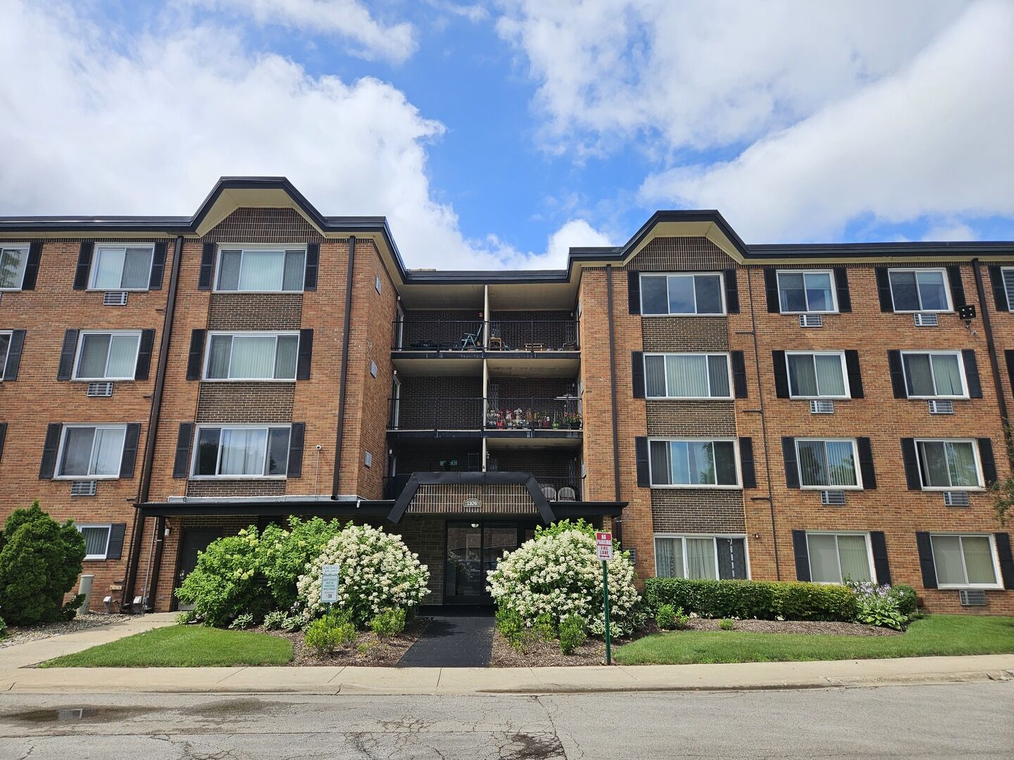 Property Photo: 1106 S New Wilke Road 202 IL 60005