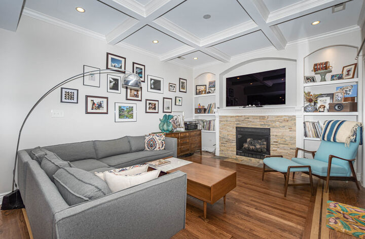 Property Photo: 1322 W Winona Street 1N IL 60640