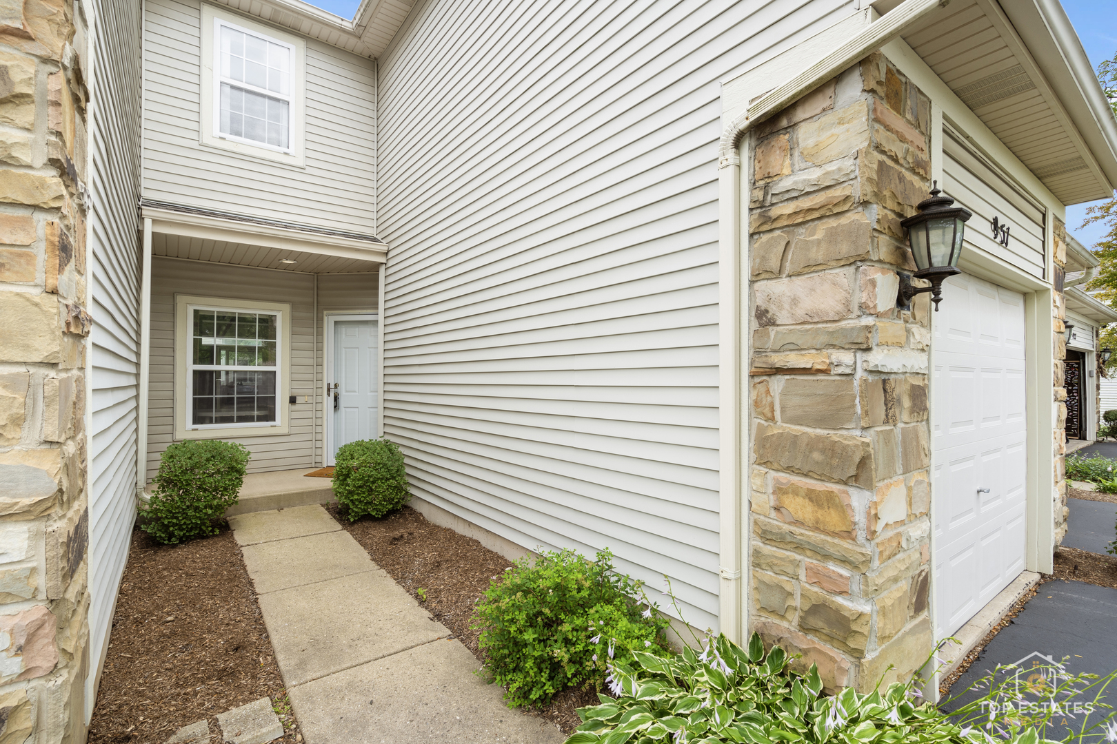 Property Photo: 951 Viewpoint Drive IL 60156