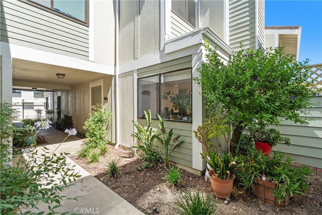 Property Photo: 27074 Hidaway Avenue 3 CA 91351