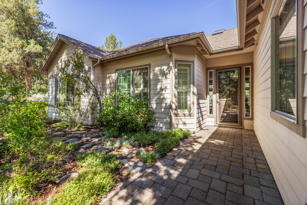 Property Photo:  9507 Kestrel Road  OR 97601 