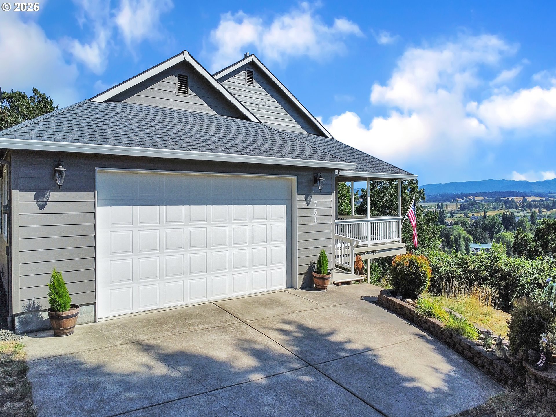 Property Photo: 751 NE Skyline Dr OR 97378