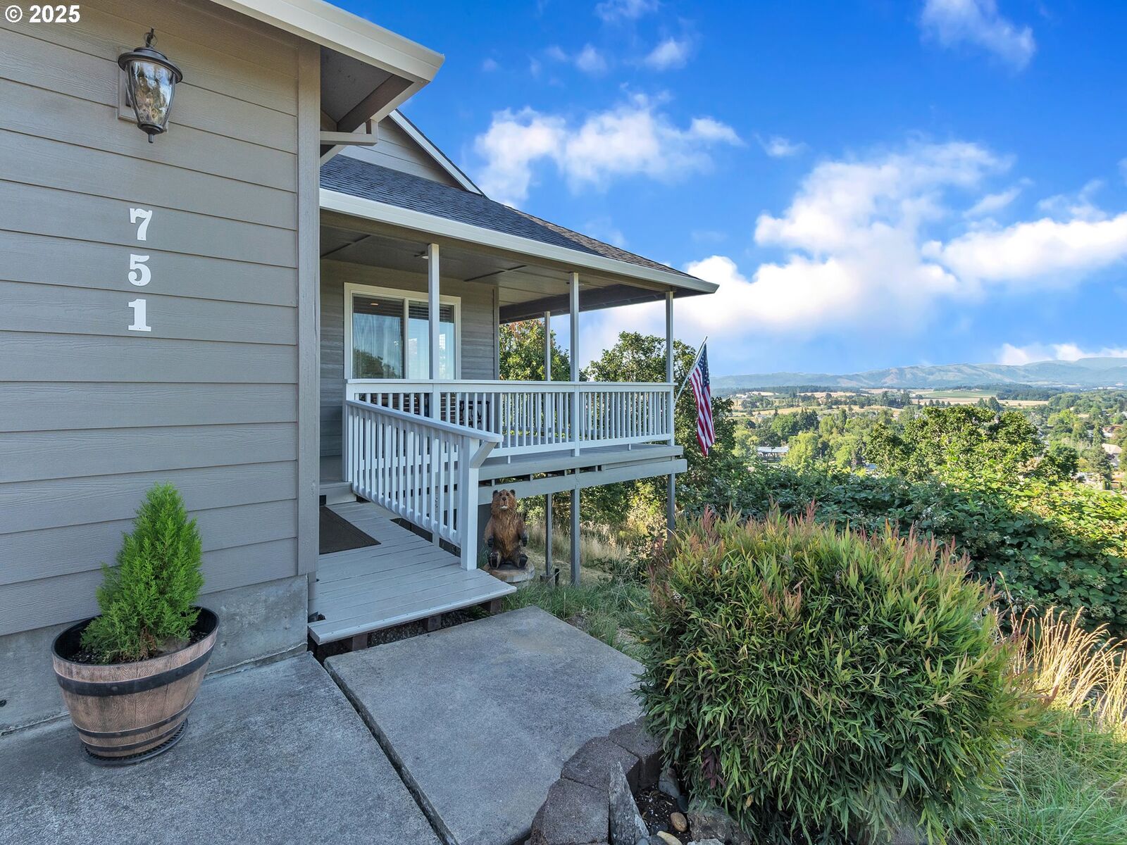 Property Photo:  751 NE Skyline Dr  OR 97378 