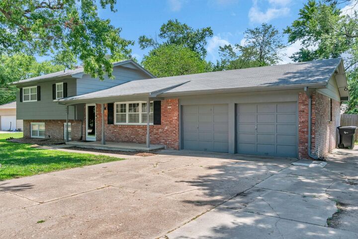 Property Photo: 605 Normandy KS 67114