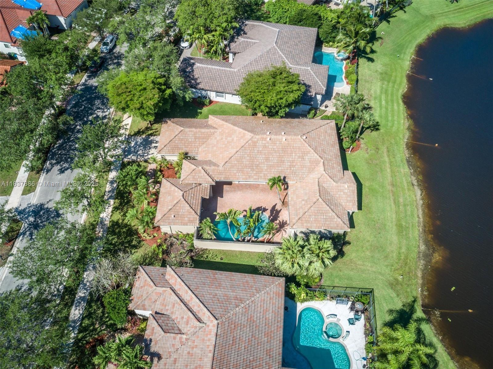 Property Photo:  2664 Edgewater Dr 2664  FL 33332 