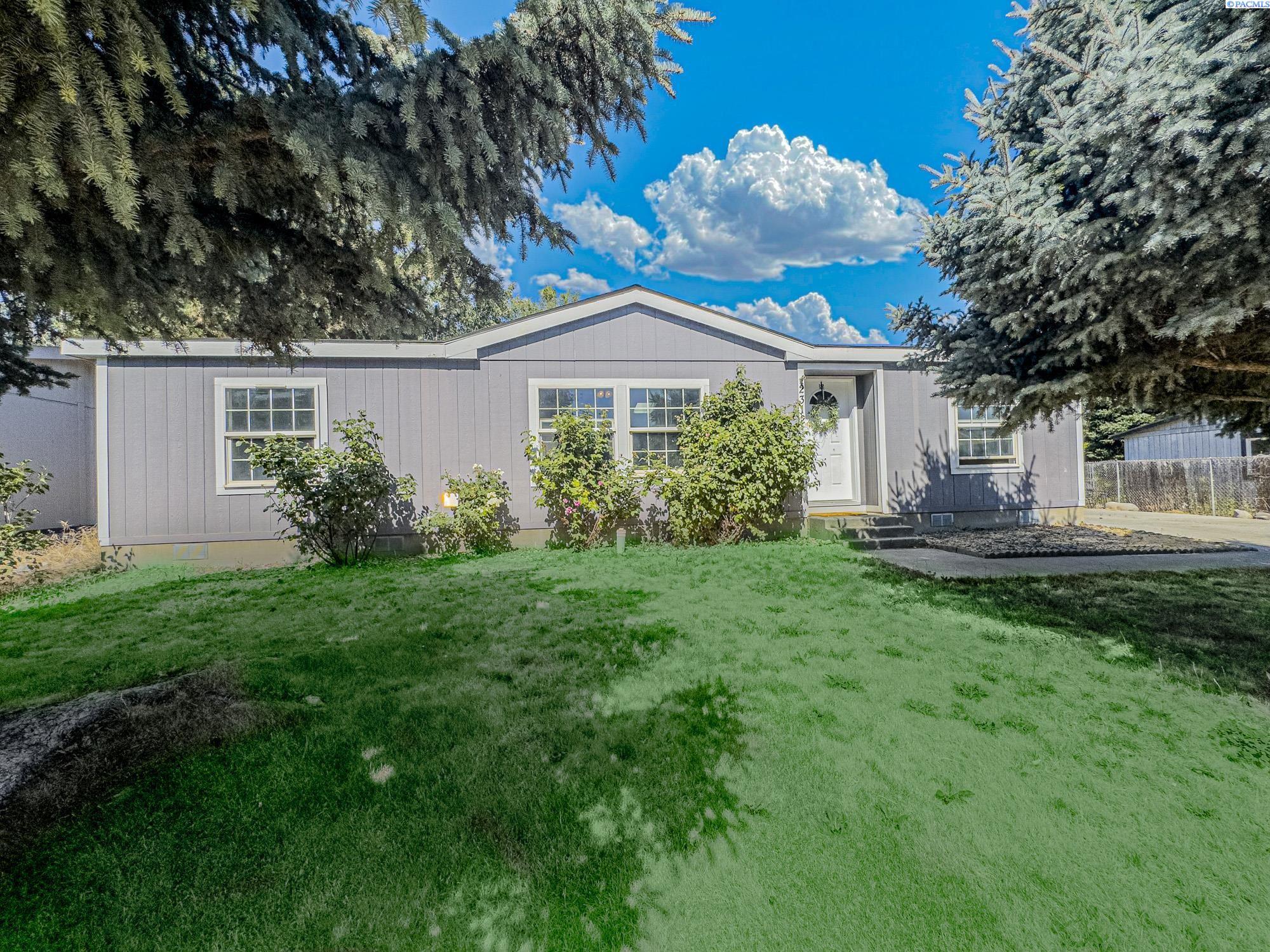 Property Photo:  2312 S Dennis St  WA 99337 