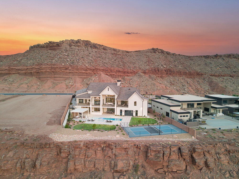 Property Photo: 3021 E Banded Hills Dr UT 84790