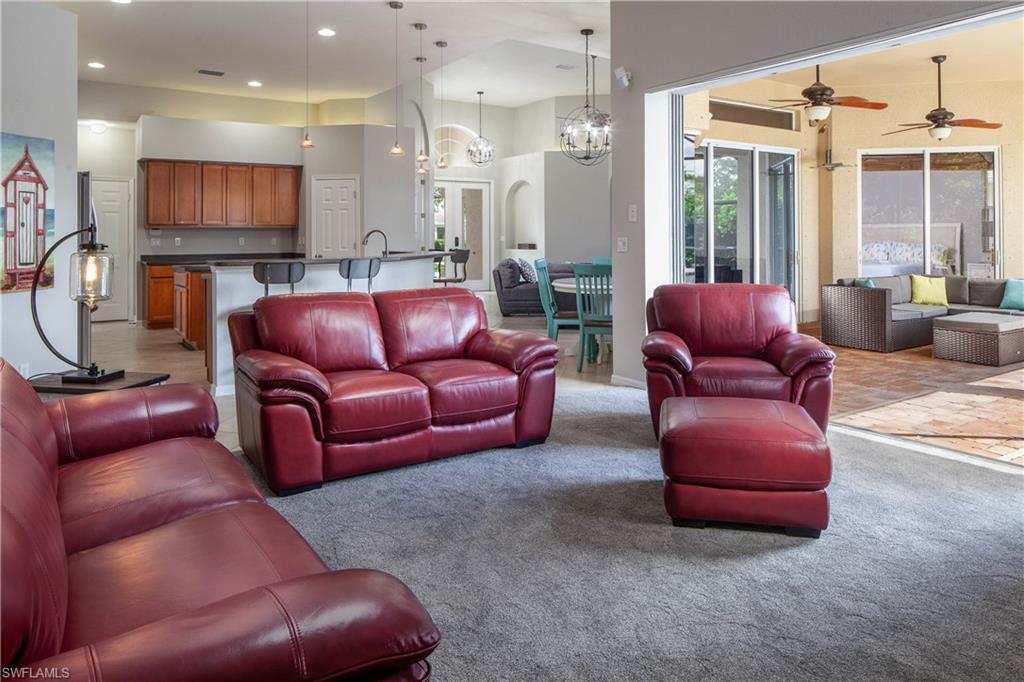 Property Photo: 1140 10th Ave N FL 34102