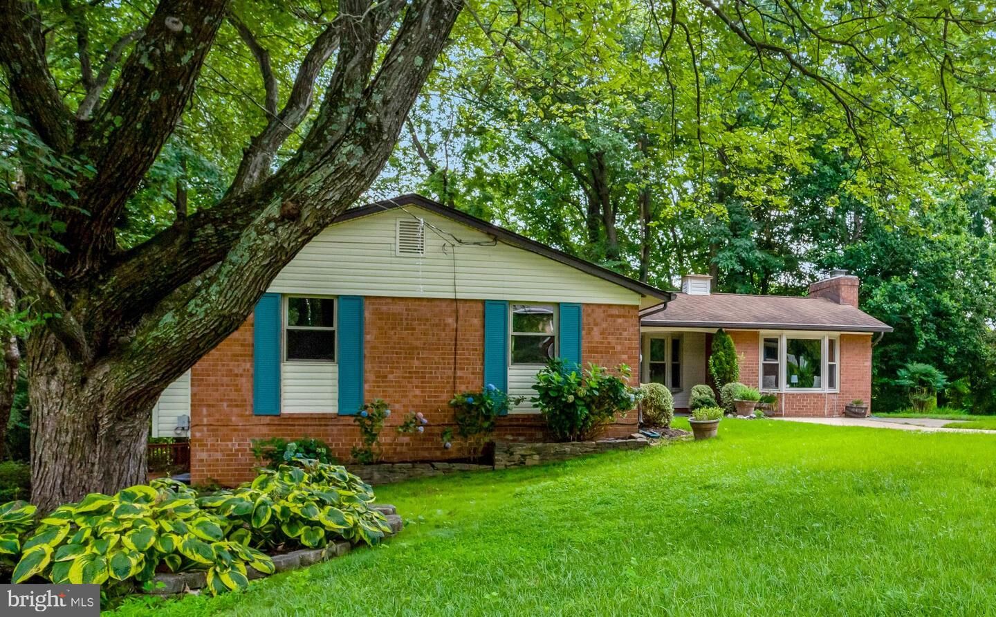 Property Photo: 8449 Thames Street VA 22151