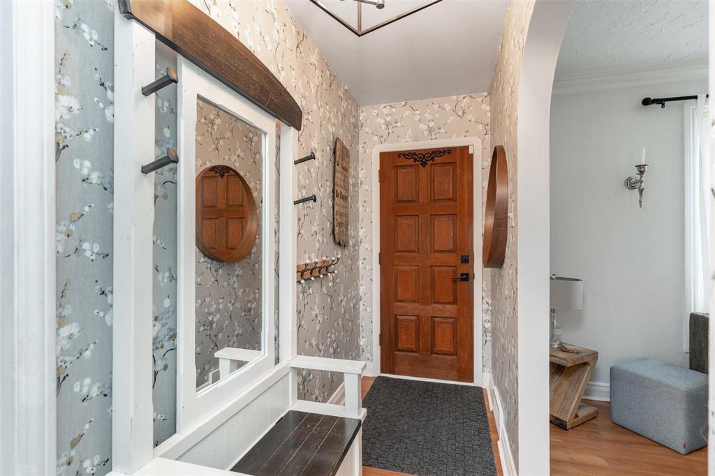Property Photo:  374 Winterton Avenue  MB R2K 1K2 
