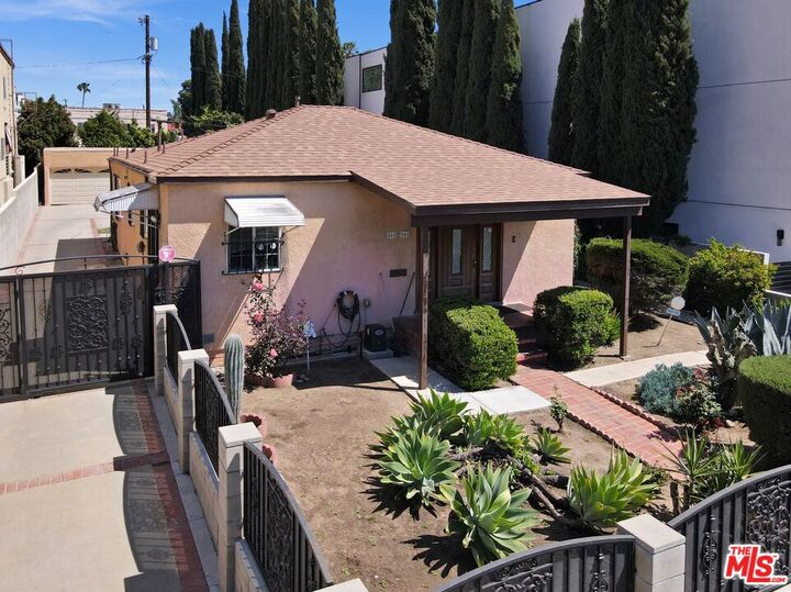 Property Photo:  844 N Poinsettia Pl  CA 90046 