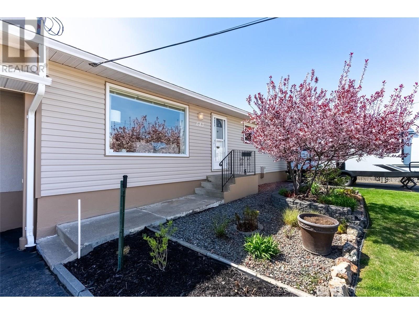 Property Photo: 643 Cumberland Avenue BC V2B 1Z1