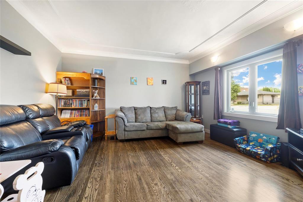 Property Photo: 634 Regent Avenue West MB R2C 1S1