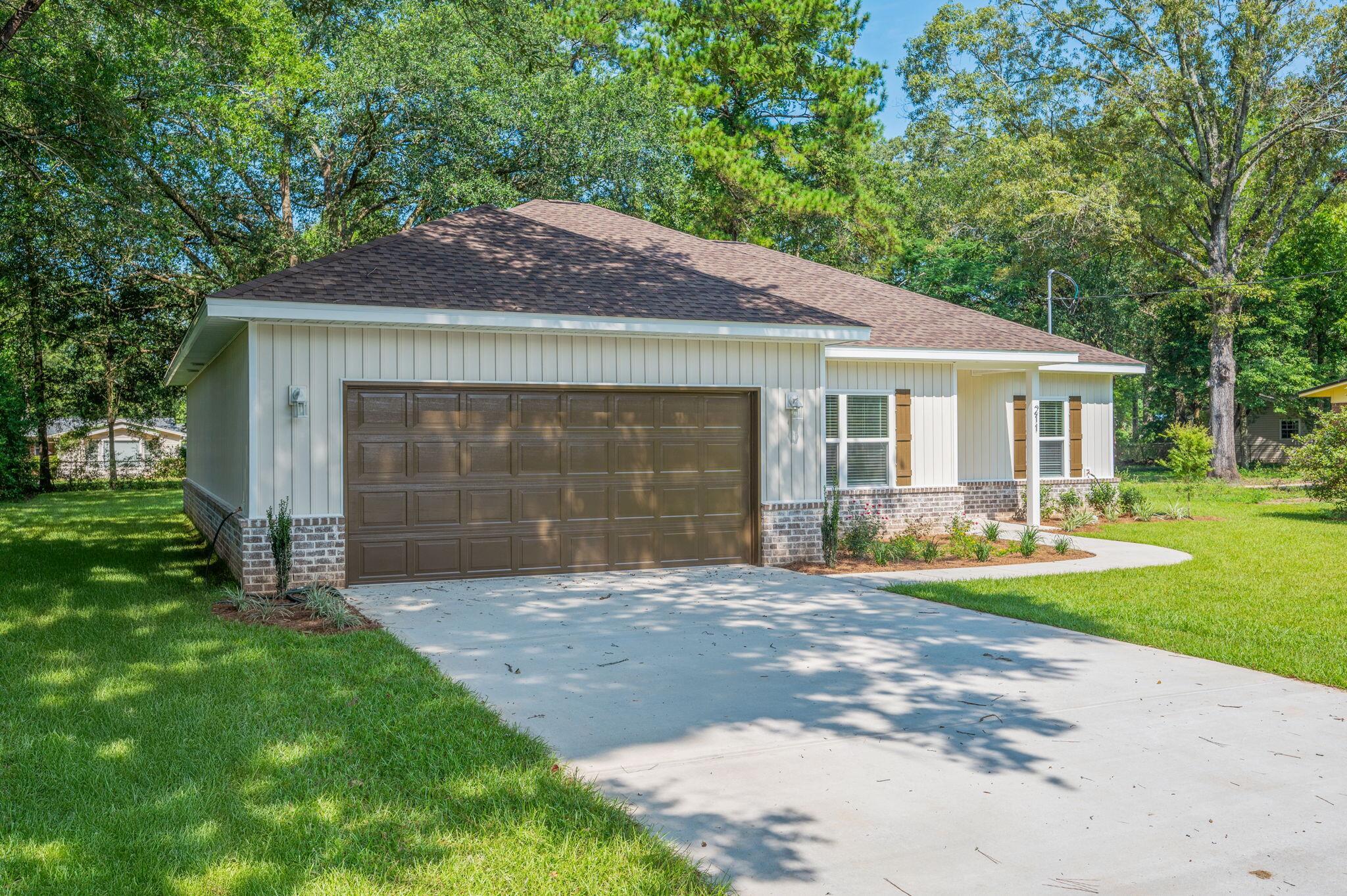 Property Photo: 211 Jones Road FL 32536