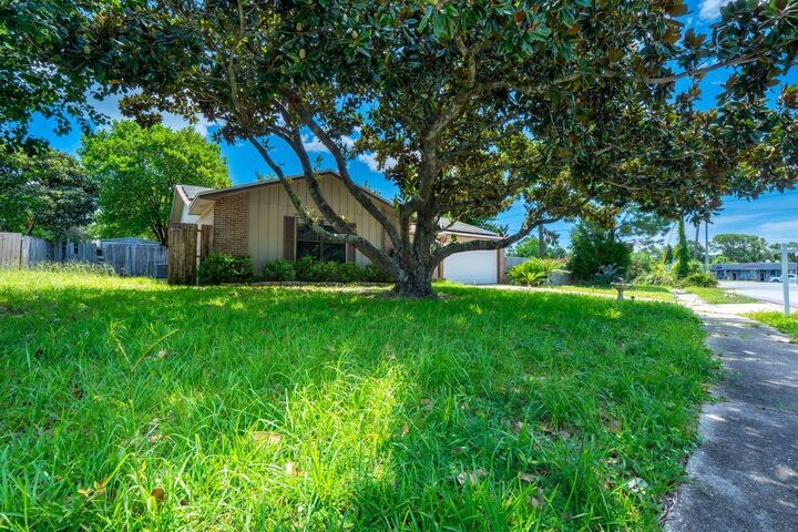 Property Photo:  1000 Quail Hollow Drive  FL 32569 