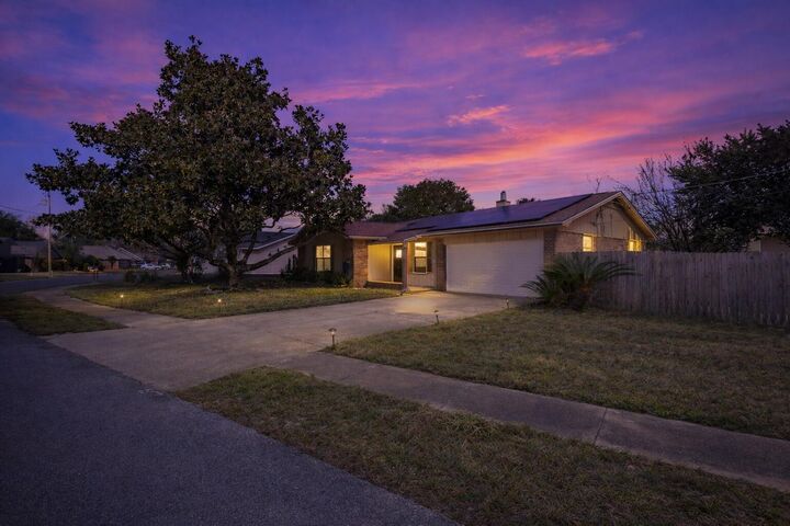 Property Photo:  1000 Quail Hollow Drive  FL 32569 