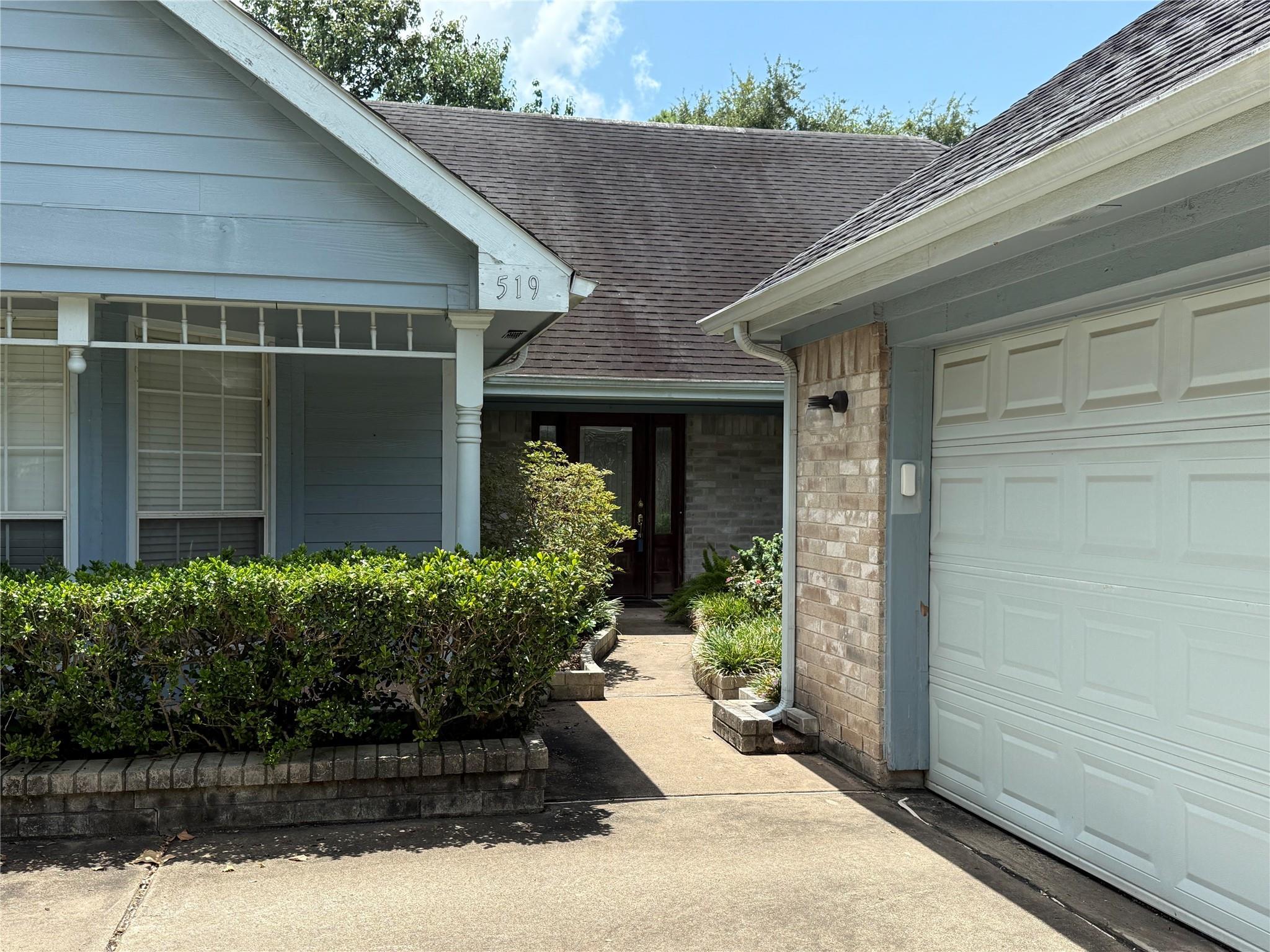 Property Photo: 519 E Hillary Circle TX 77498