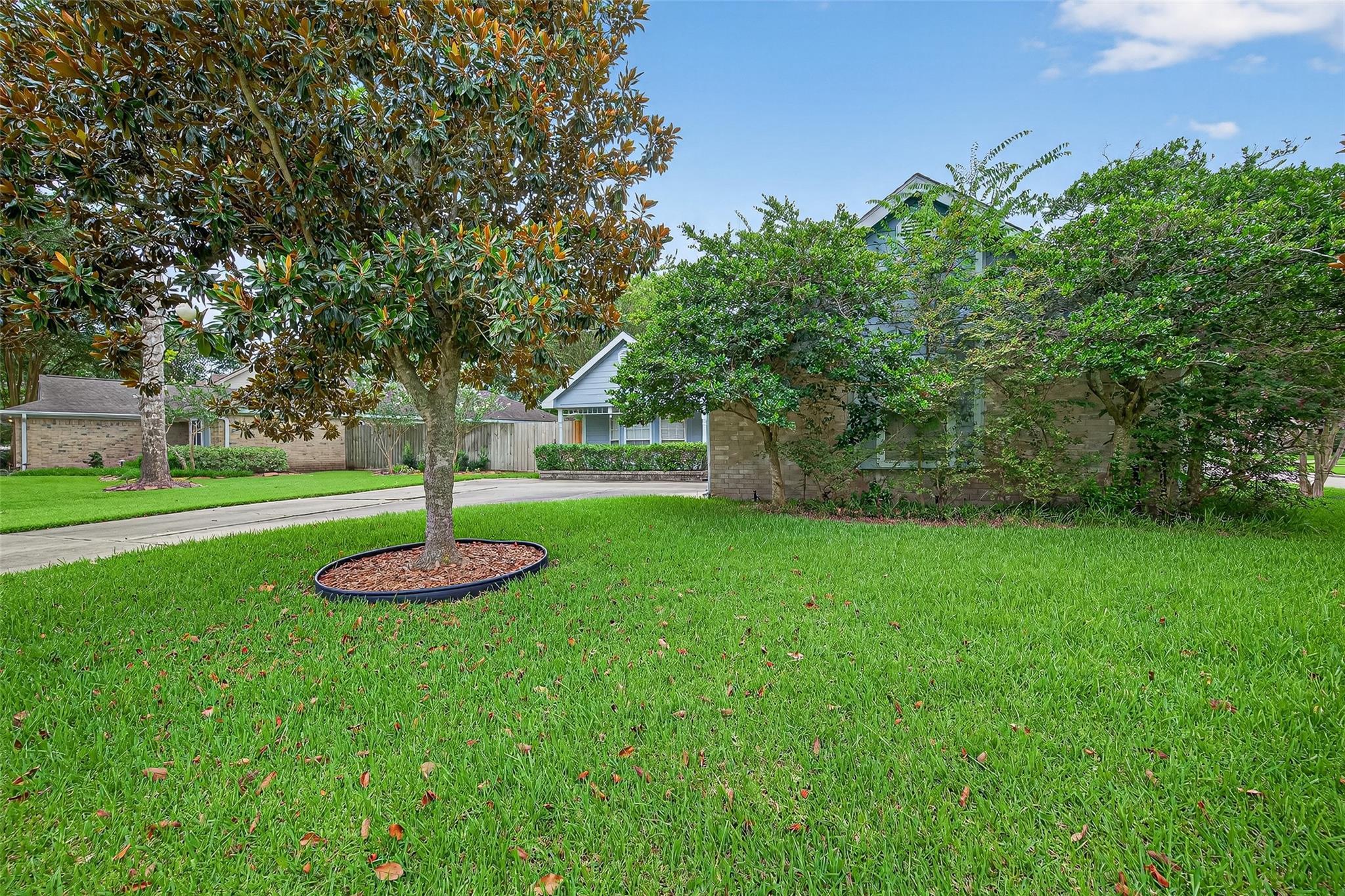 Property Photo: 519 E Hillary Circle TX 77498