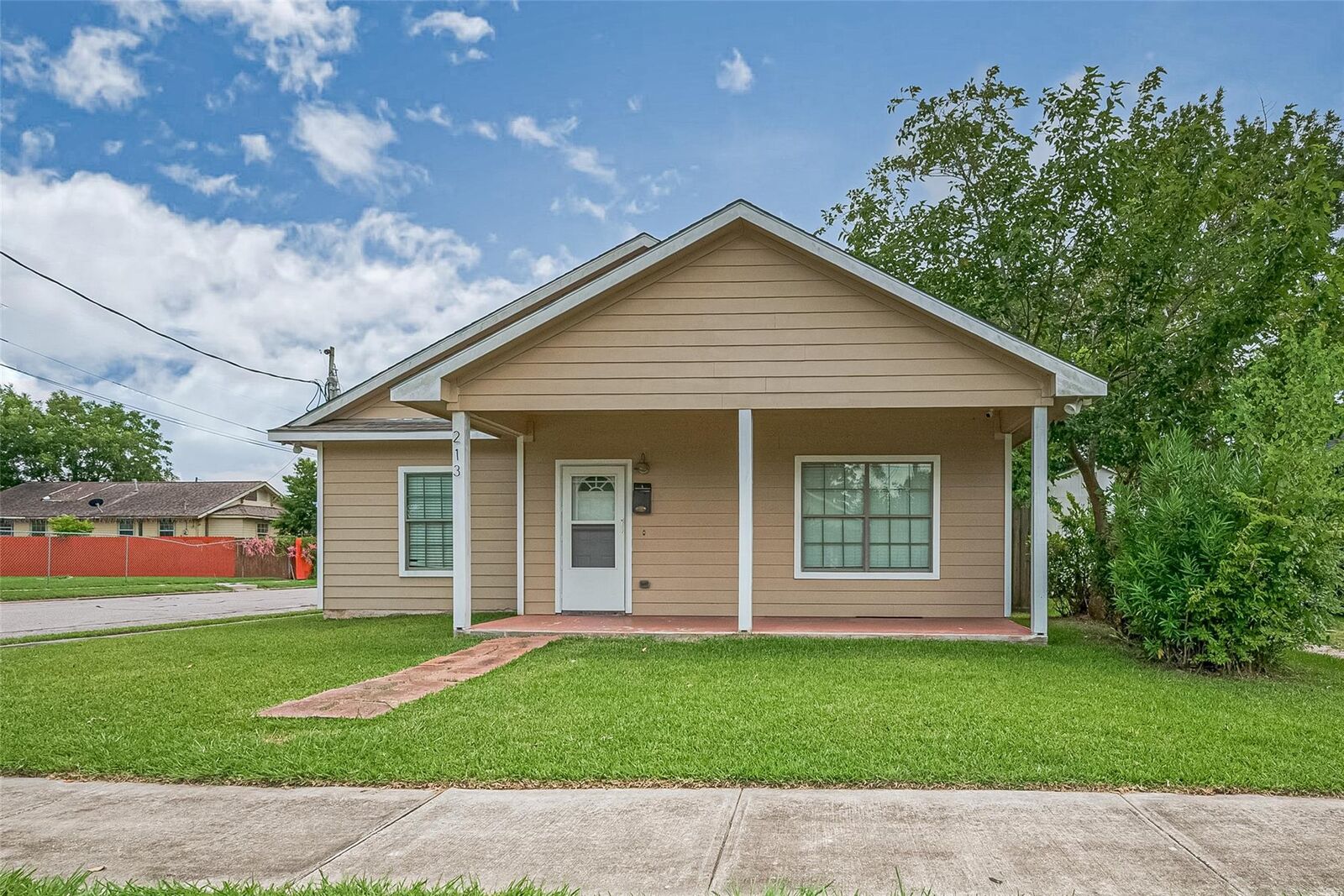 Property Photo: 213 W Murrill Street TX 77520